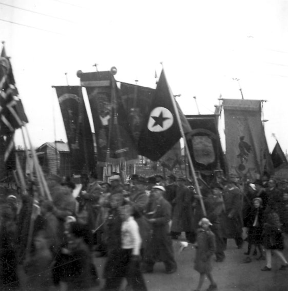 Frigjøringsdagene i Bodø etter krigen 1940 - 1945. Folketog, flagg og faner.