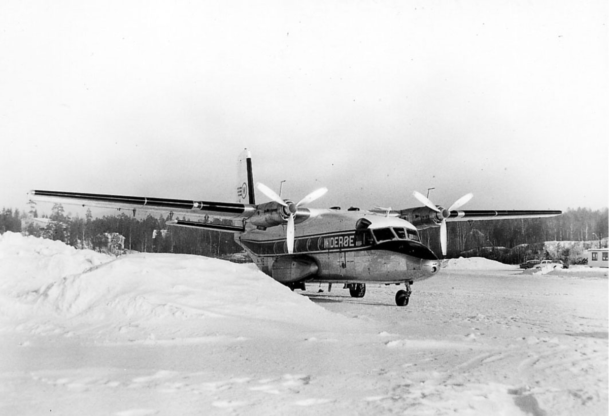 Lufthavn, Ett fly på bakken, LN-LMB, Nord.260 Super Broussard fra Widerøe.   Snø på bakken.