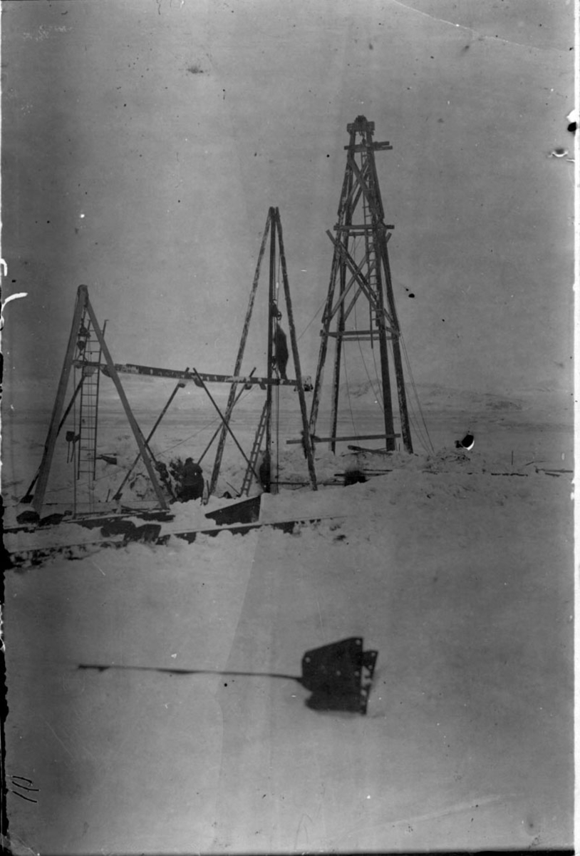 Fortøyningsmasten til luftskipet "Norge". 2 tårn, heiseanordning, i forgrunnen. Snø på bakken.