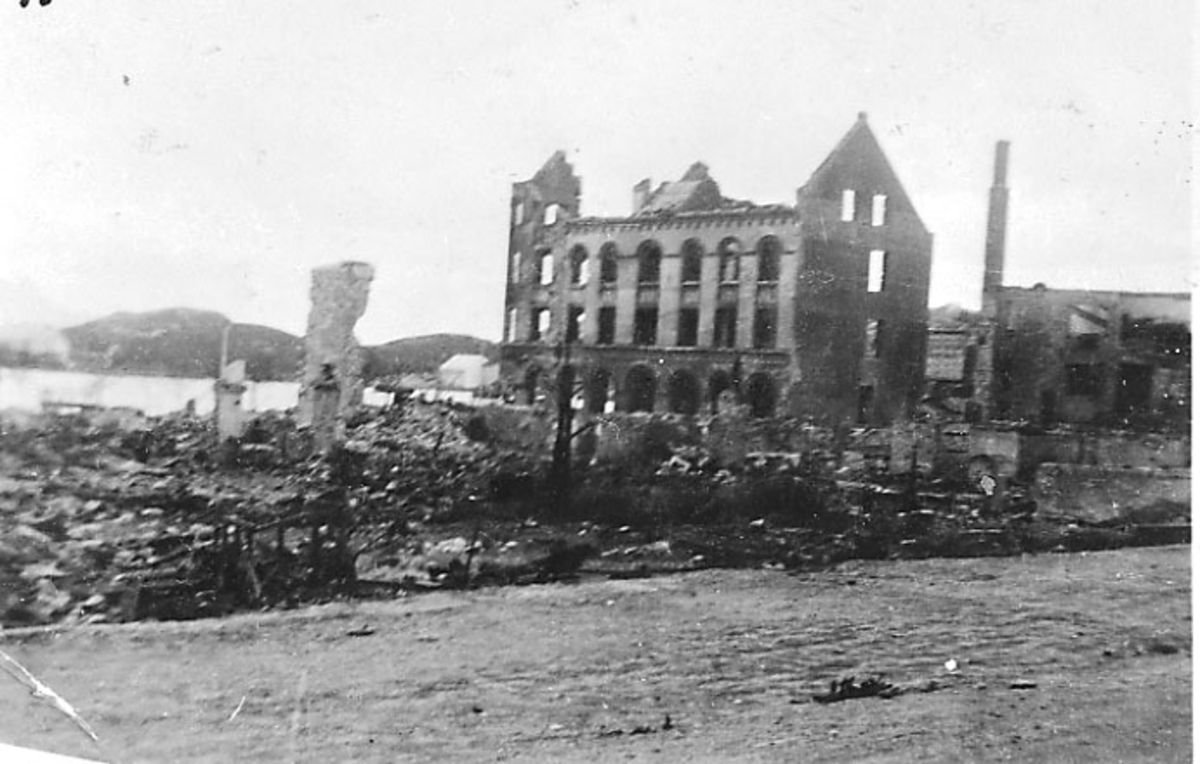 Ruin av bygning, Tandberggården. Bodø etter bombingen under 2. verdenskrig. Gate i forgrunnen.