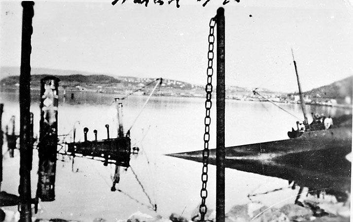 Havneområdet, nedsunket skip i forgrunnen. Narvik under 2. verdenskrig.