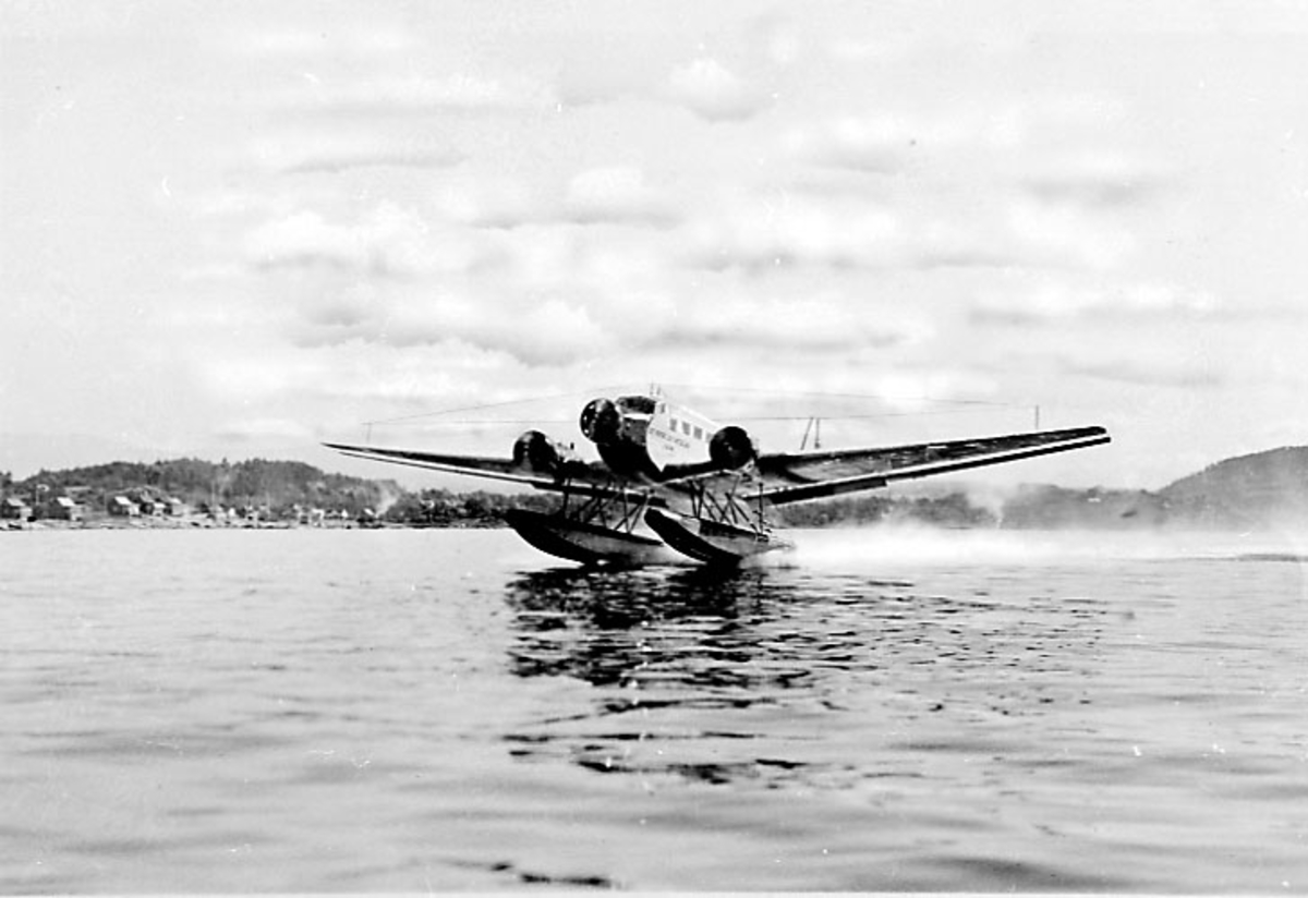 Luftfoto. Fly, Junkers Ju 52/3mge, LN-DAE, "Havørn". i fart på havoverflata