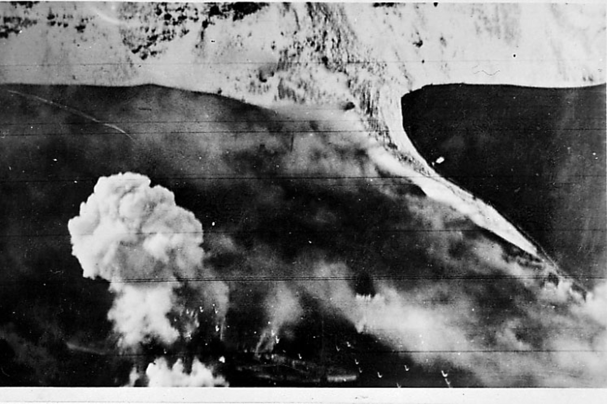 Luftfoto over marinefartøy som er skutt i brann. Tirpitz?