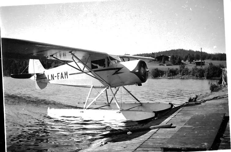 1 fly ved strandkanten, Modell A "Norge", LN-FAM, fra Aksel Kristiansen.