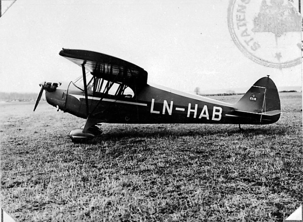 1 fly på bakken, Cub Coupe J4A-C65, LN-HAB, fra Widerøes Flyveselskap A/S.