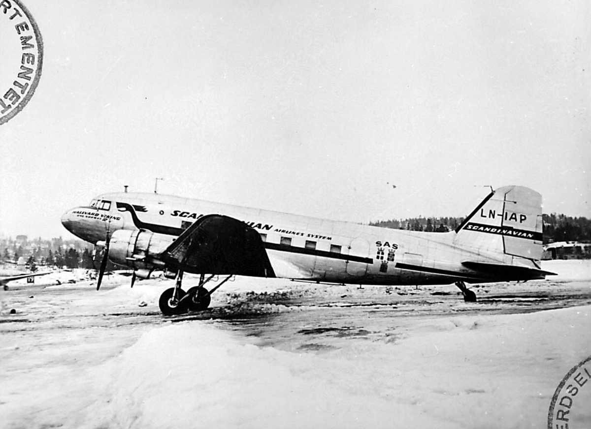 Lufthavn, 1 fly på bakken, Douglas DC-3 C-47A Dacota, LN-IAP "Halvdan Viking" 