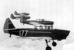 Luftfoto. 4 fly i formasjon Fairchild PT-26-FA Cornell, fra 