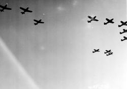 Luftfoto. 11 fly i formasjon Fairchild, fra Hærens Flyvåpen 