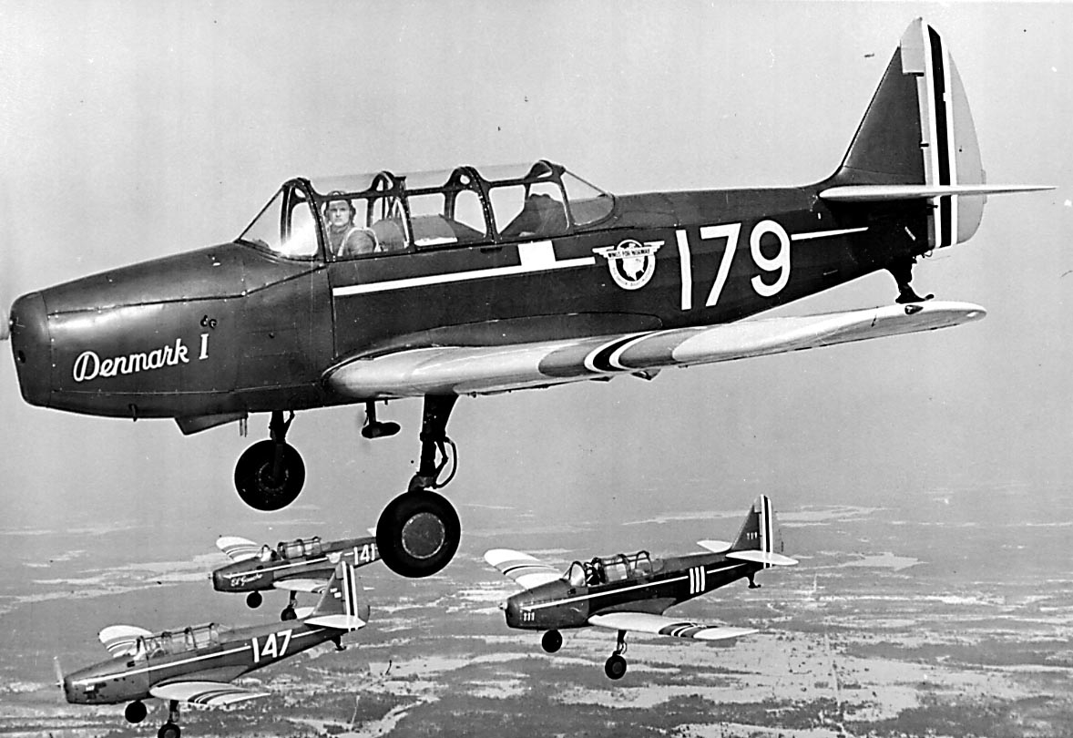 Luftfoto. 4 fly i formasjon Fairchild PT-26-FA Cornell og M-62A, bl.a. 179, 147, 141, fra Hærens Flyvåpen i Toronto. 