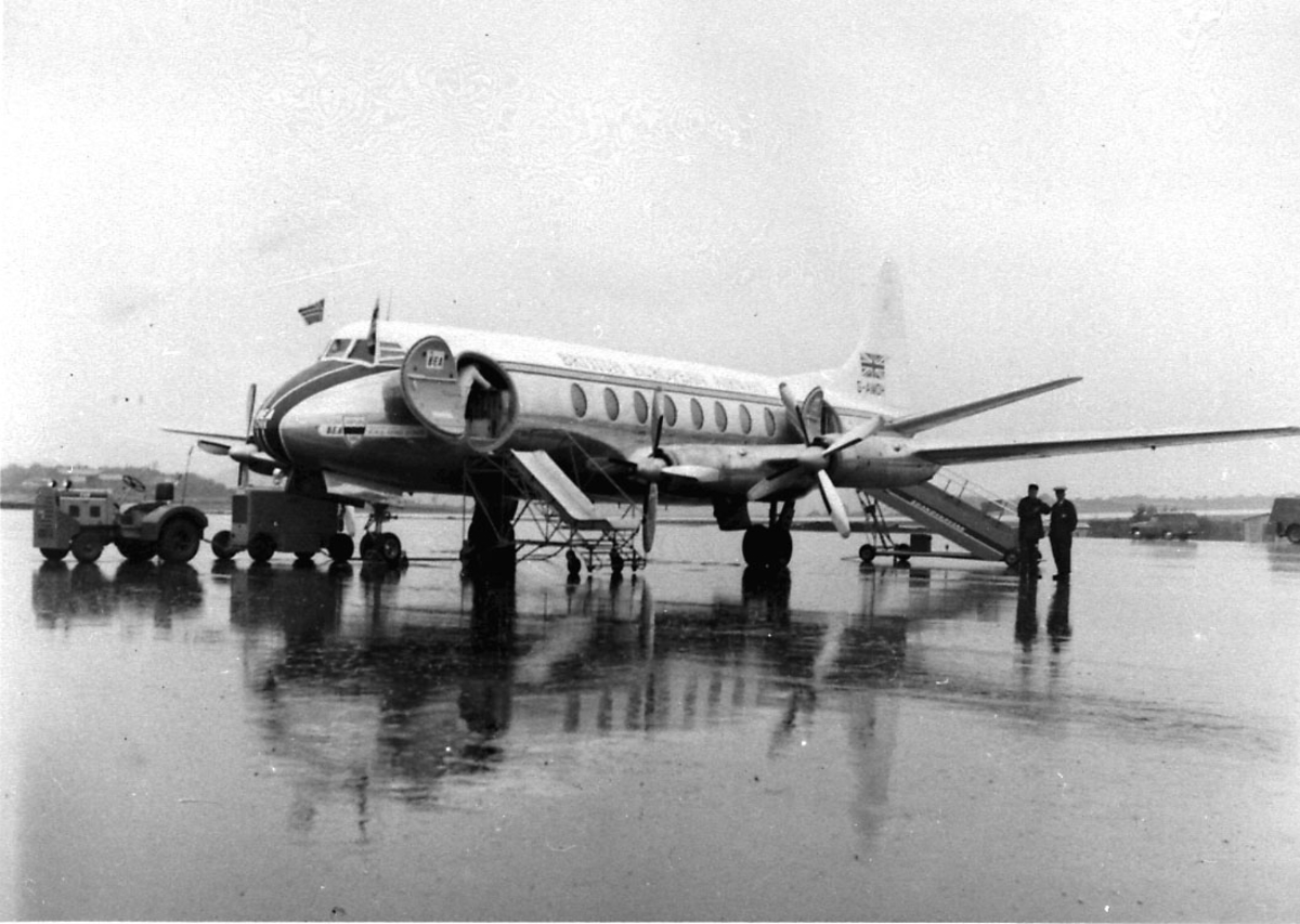 Lufthavn, 1 fly på bakken, Vickers Viscount, G- fra BEA. Noen personer, kjøretøy og landgang ved flyet.