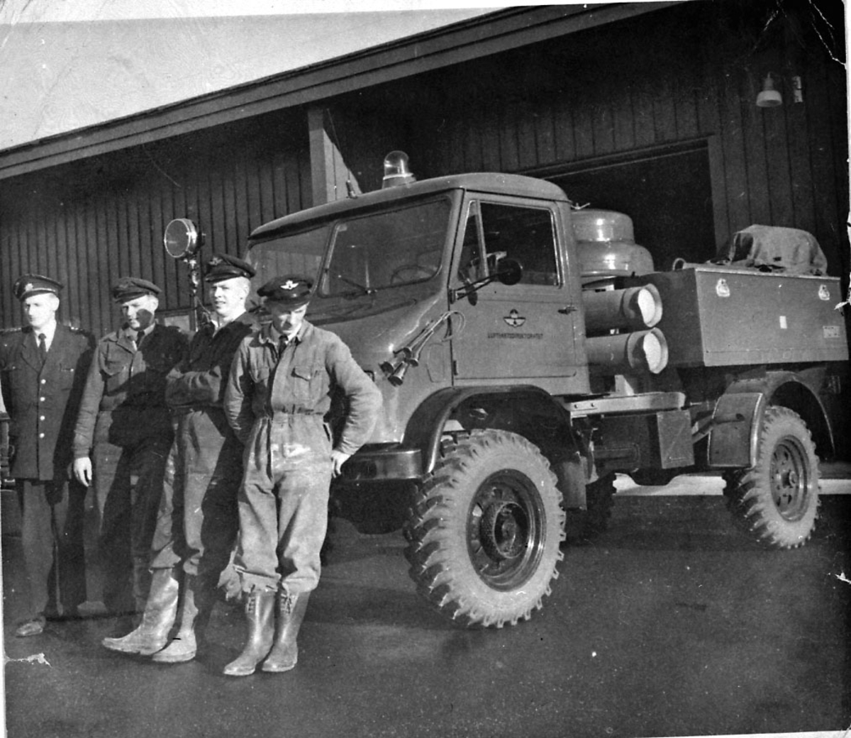 Lufthavn, 1 Større kjøretøy, brannbil. Portrett 4 personer i uniform ...