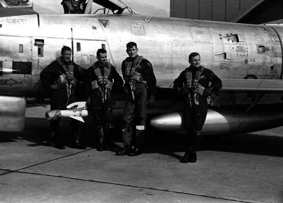 Gruppe.  Fire flygere ved siden av et fly F-86K 334 skv.