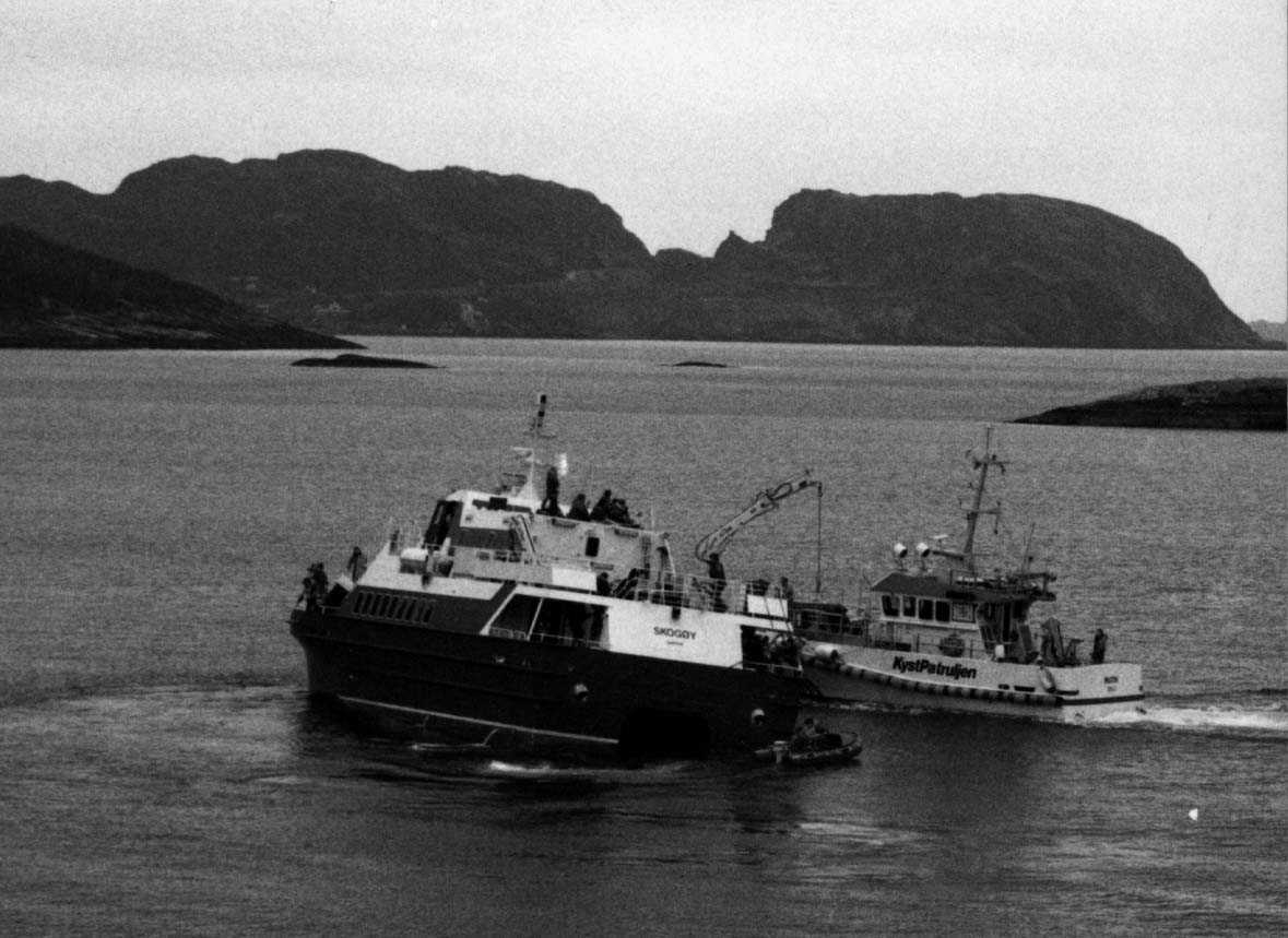 Fartøyer.    M/S Skogøy ved siden av et fartøy fra KystPatruljen.