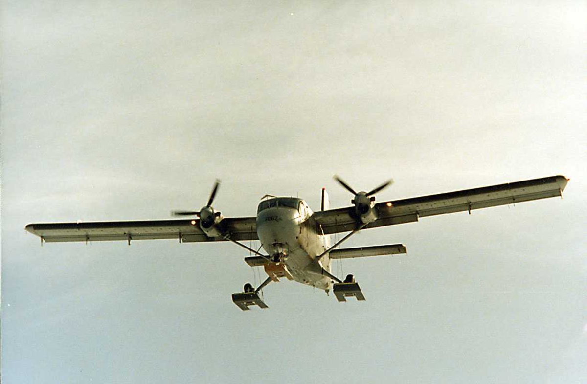 Luftfoto.  DHC- 6 -100  Twin-Otter med ski  7062  (XJ-M )  719 skv.