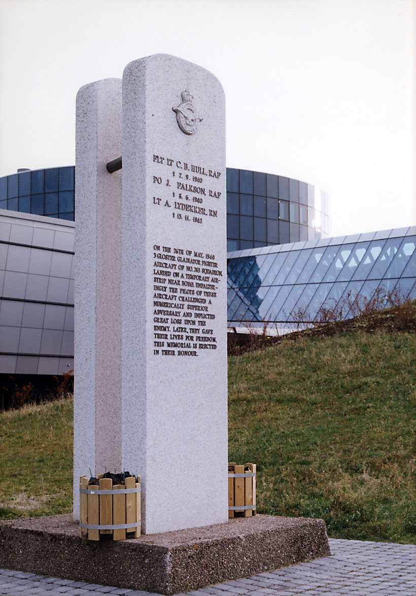 Minnesmerke.   Norsk luftfartssenter, minnesmerke over engelske flygere som omkom i Bodø omr. 1940-1942.   