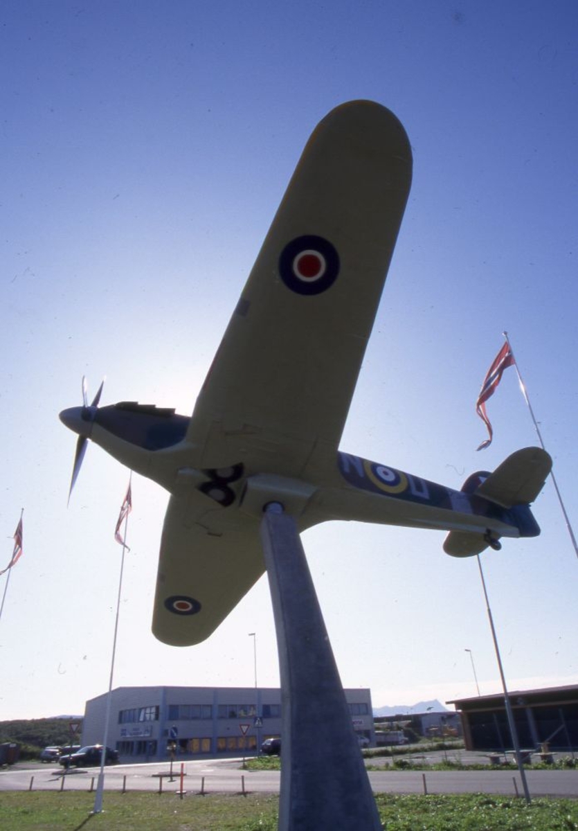 Flymodell.
Norsk Luftfartsmuseum, flymodell (Hawker Hurricane) på sokkel utenfor hovedinngangen.