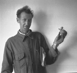 Mann holder en potet som ser ut som en kanin eller and.