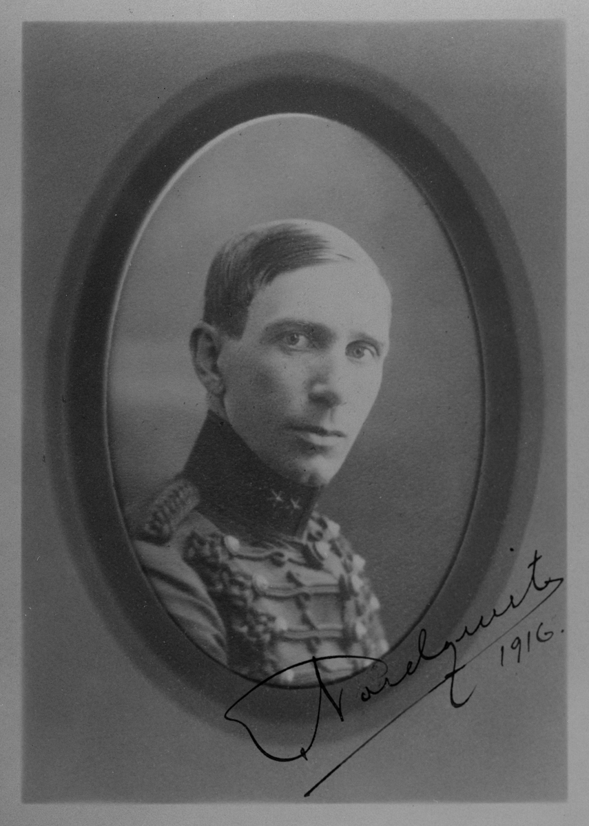 Porträtt av militära flygpionjären Elis Nordquist, från Norrlands artilleriregemente. Porträttet är signerat av Nordquist.