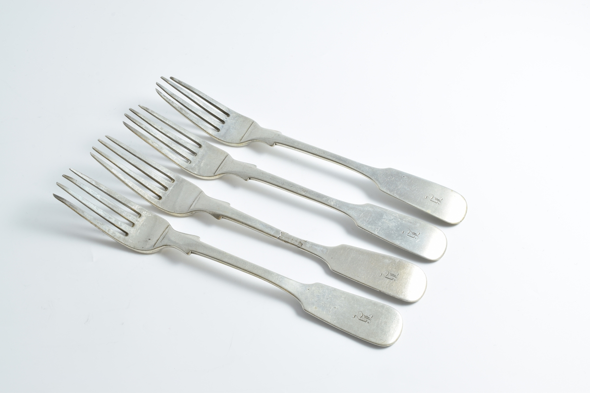 Fire gafler av sølv.