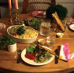 Dekket middagsbord hvor det serveres pasta. Illustrasjonsbil