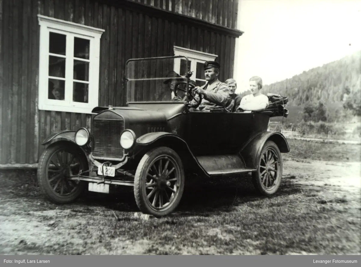 T Ford årsmodell 1920-22 med sjåfør og passasjerer,