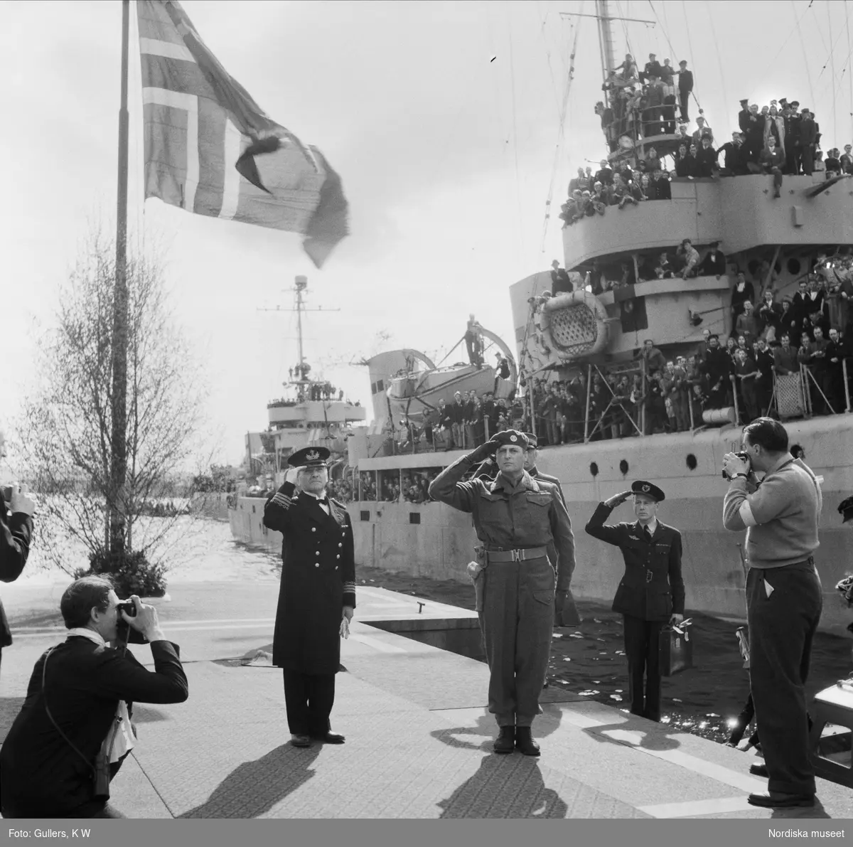 Kronprins Olav anländer till Norge efter exilen under andra världskriget.