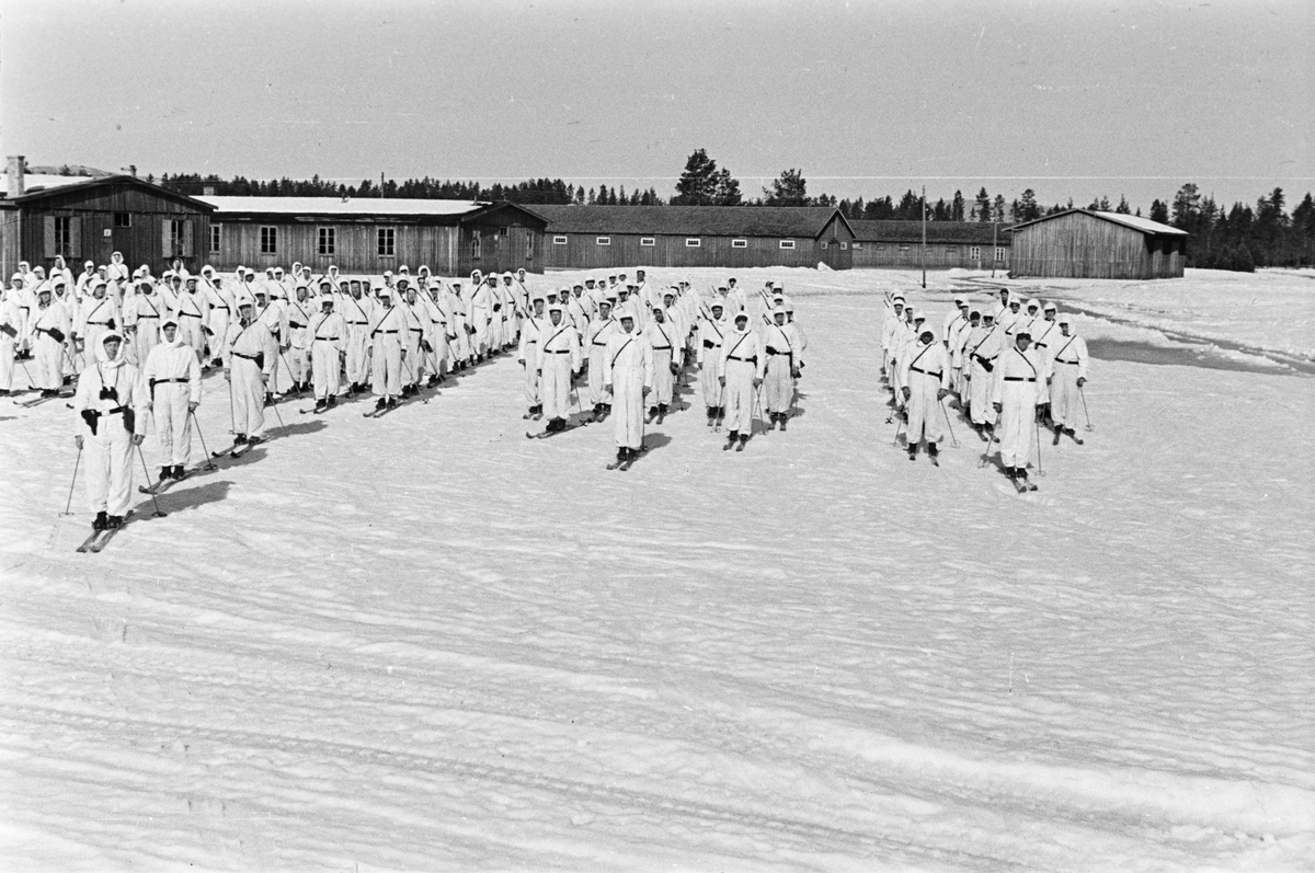 Soldater på vinterøvelse. Rundt 1950.