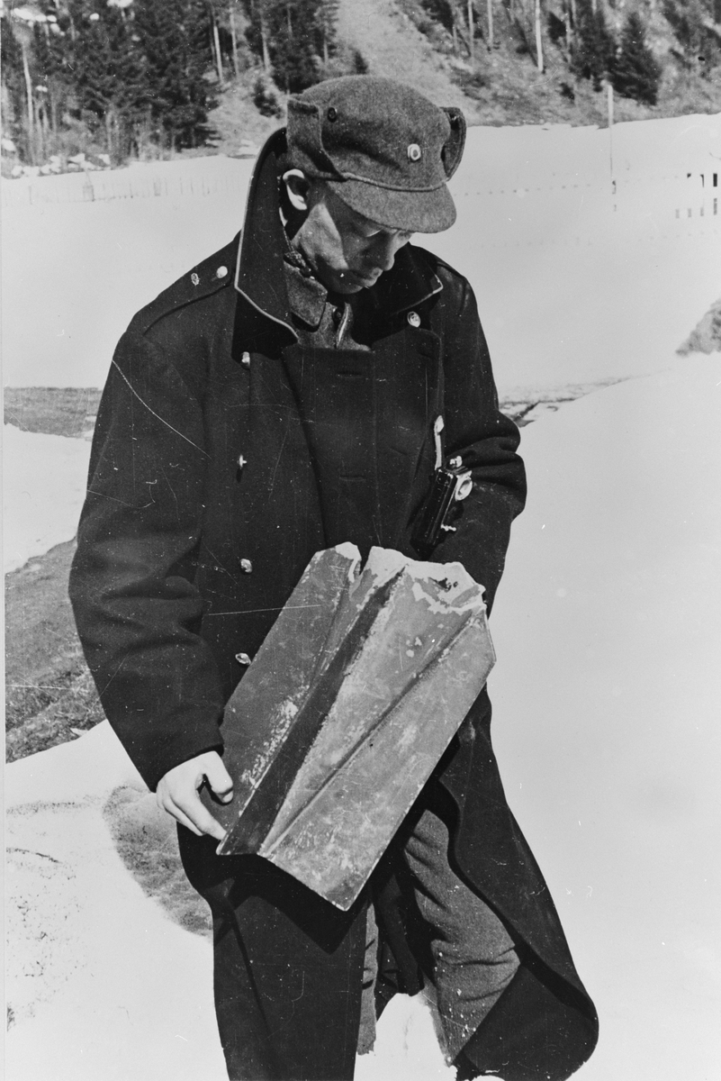 Soldat med bombedel. Østerdalen 1940.