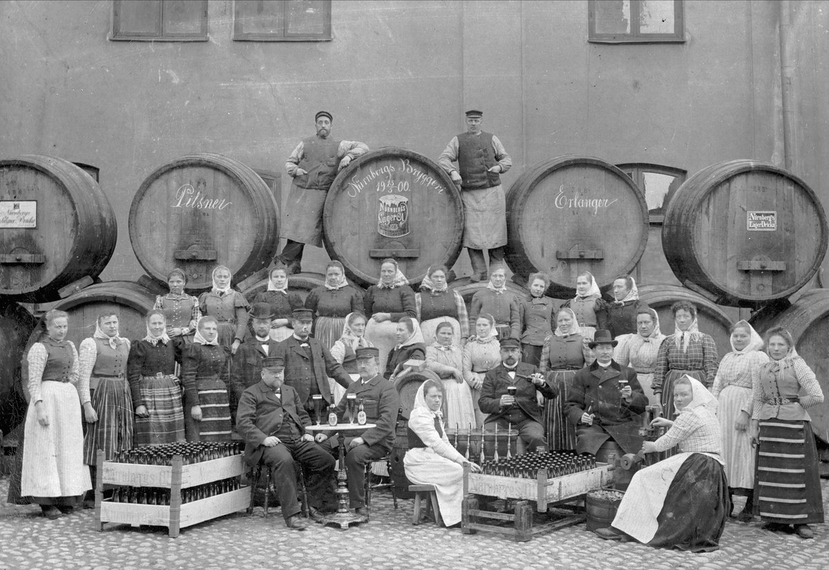 Gruppfotografi av personal vid Nürnbergs bryggeri, Södermalm, Stockholm.