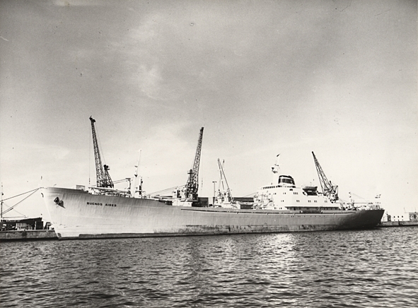 Foto i svartvitt visande lastmotorfartyget BUENOS AIRES taget i Köpenhamn något av åren 1958-62.