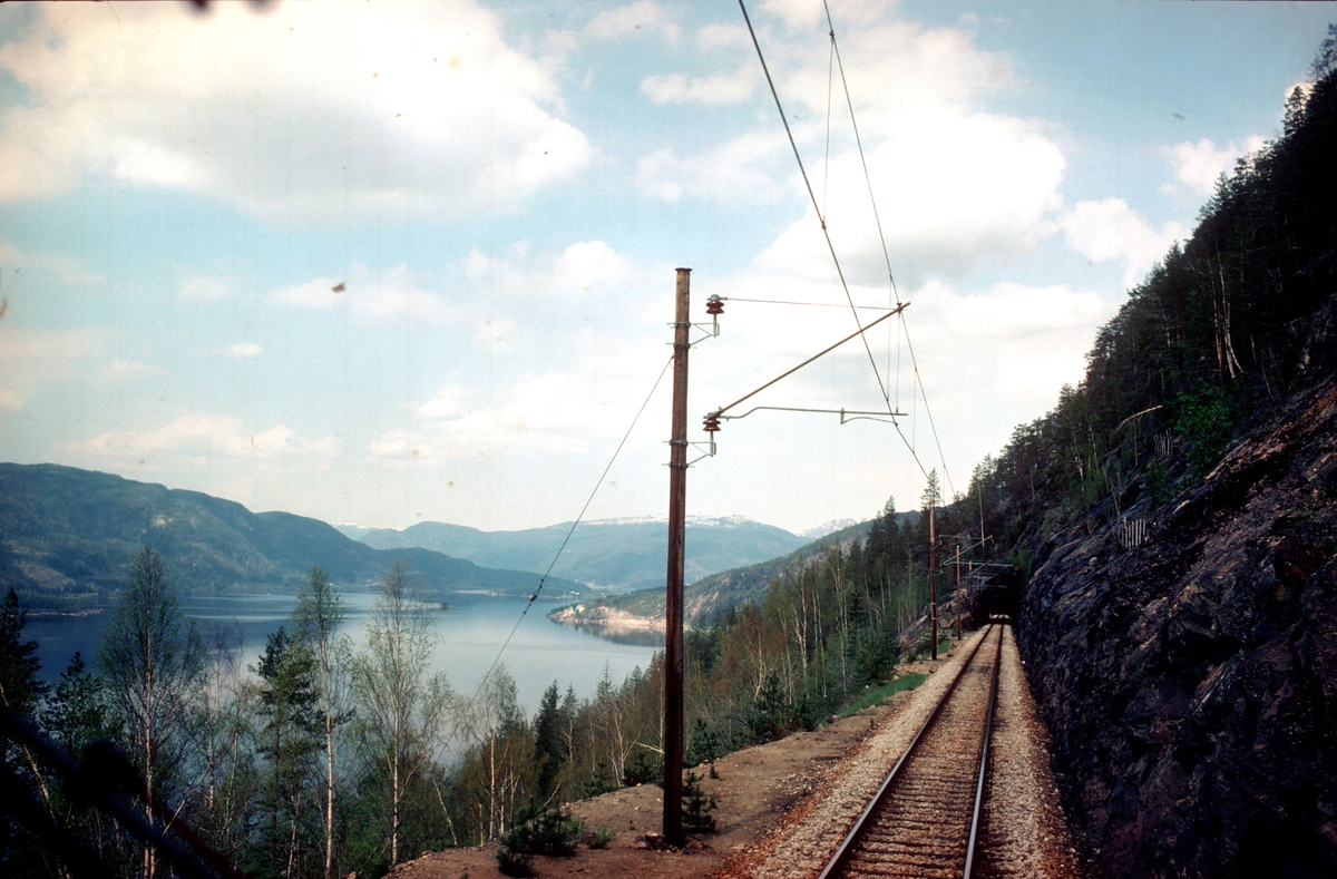 Utsikt fra lokomotivet i tog 601 ved Trolldalen. Senere har det blitt bygget stasjon her, og hovedtogsporet går i tunnel. Rasutsatt parti, med største tillatte hastighet 30 km/t.