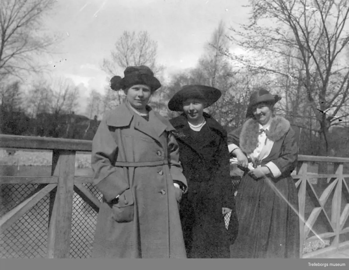 Damer i parken. Från vänster Ida Nilsson.
