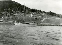 Joseph John Armisteads seilbåt "Red Cross" i Kalvika, Nærøy