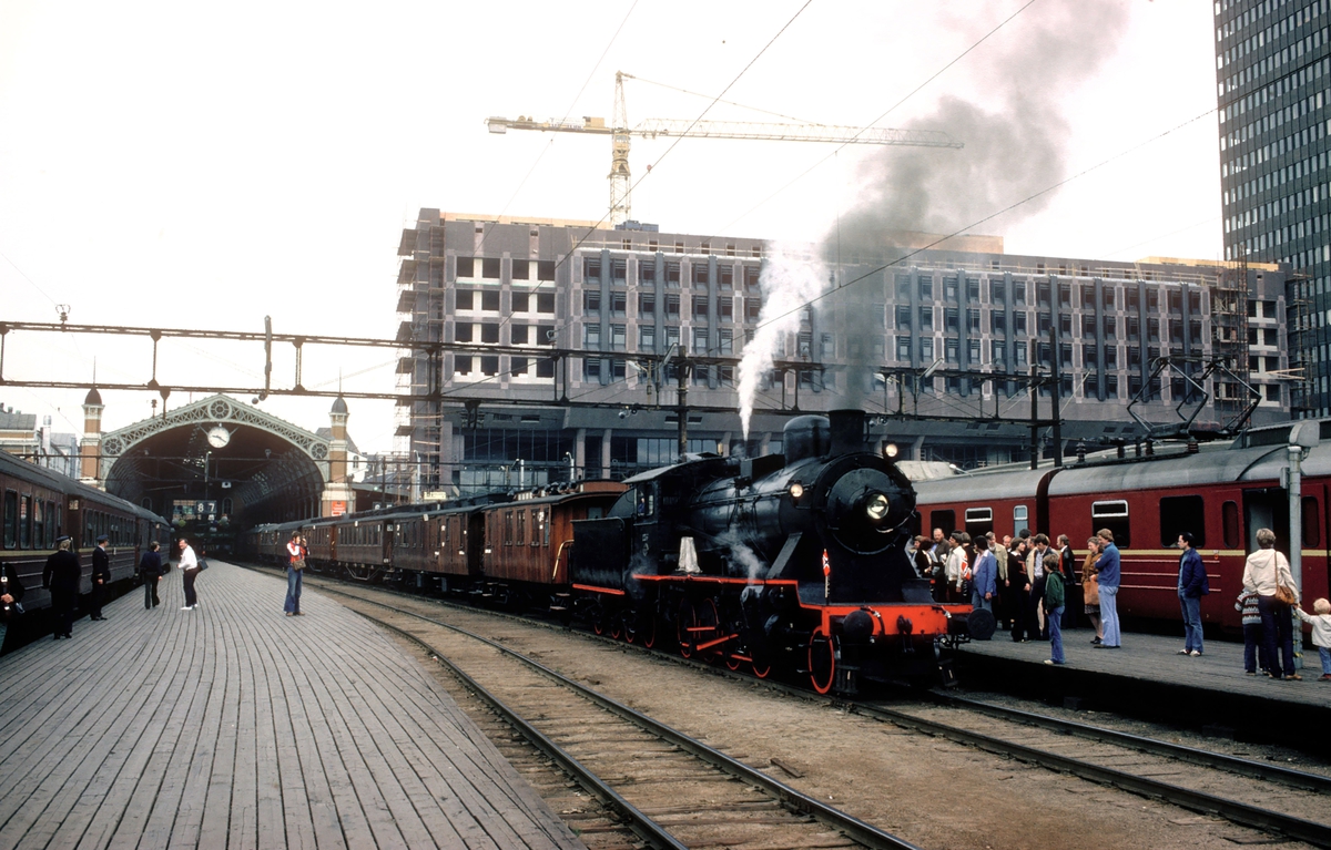 Ekstratog i anledning jernbanens 125 års jubileum, Oslo Ø - Eidsvold. Damplokomotiv 24b 236.