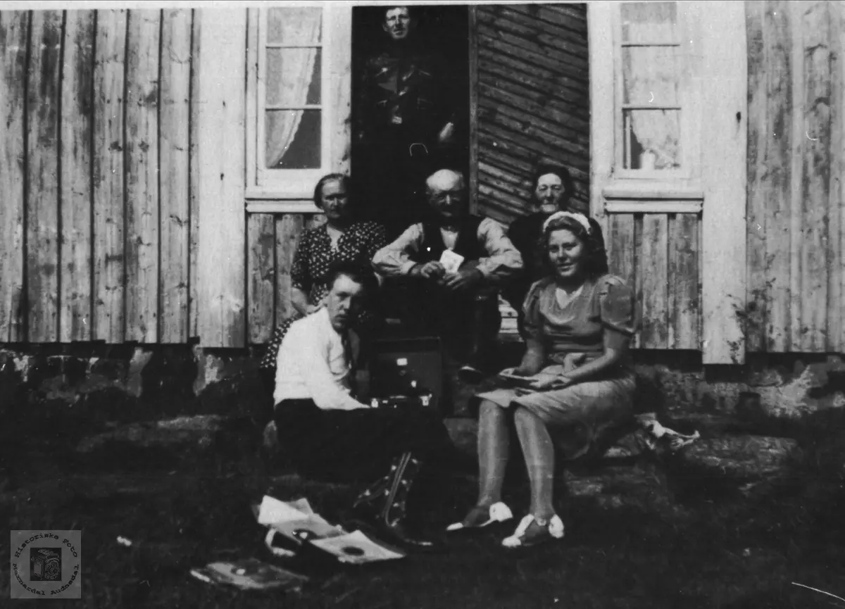Familiefoto på framtrappa med grammofonmusikk Rusta.