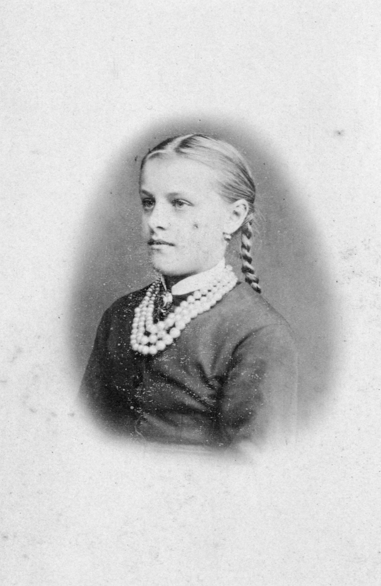 Agnes Bolla Biørn med  fletter og stort perlekjede