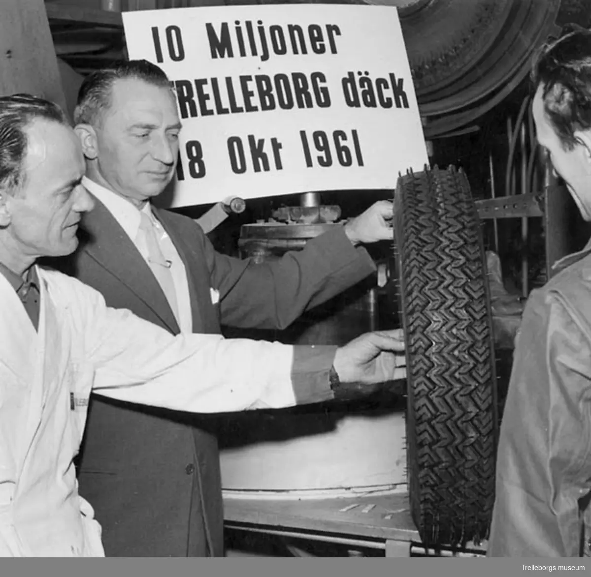 Det 10 miljonte Trelleborgsdäcket tillverkades den 18 oktober 1961. På bilden ses bilringsfabrikens chef, överingenjör Nils Borglin, flankerad till vänster av verkmästare Egon strandberg och till höger av vulkanisör Kjell Jarlborg.