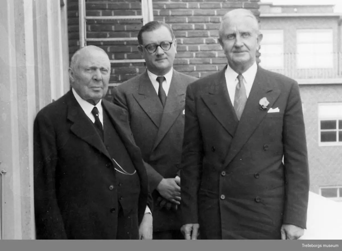 Gummifabriken, från vänster disponent Henry Dunker, VD Åke Ståhlbrandt och John L Collyer, President B F Goodrich, Akron, USA, på besök i Trelleborg den 18 maj 1953.