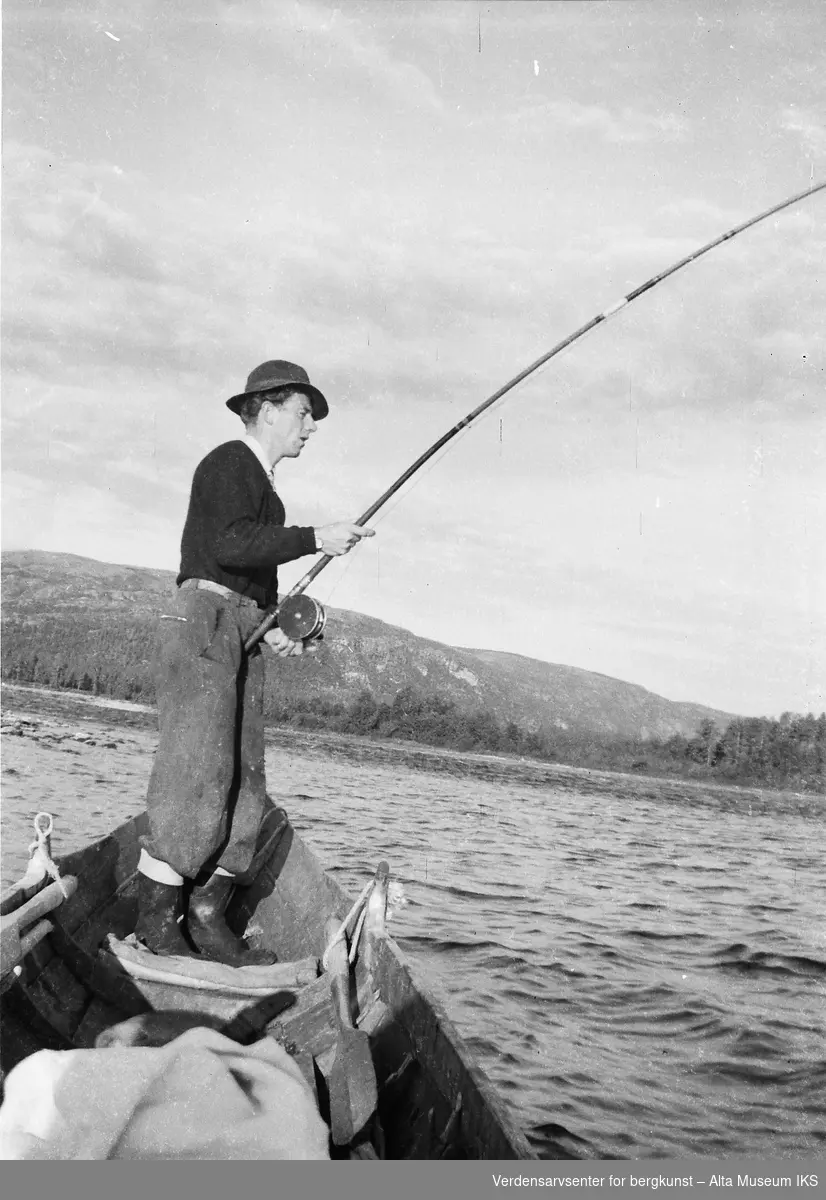 Per står og fisker i elvebåten.
Bildet er tatt i fiskesesongen på sommeren i 1949.