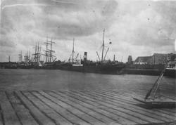 Segelfartyg i hamnen 1890-talet. Negativ  nummer 12171.