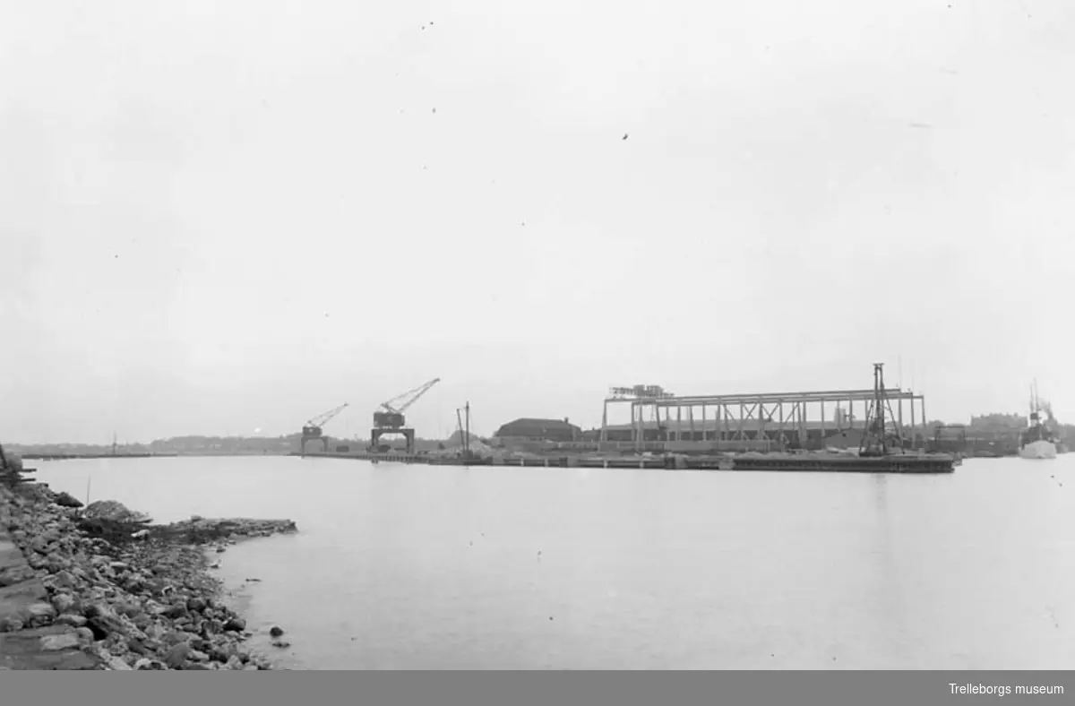 Första utbyggnaden av Nyhamnen. På bilden ser man kranarna.