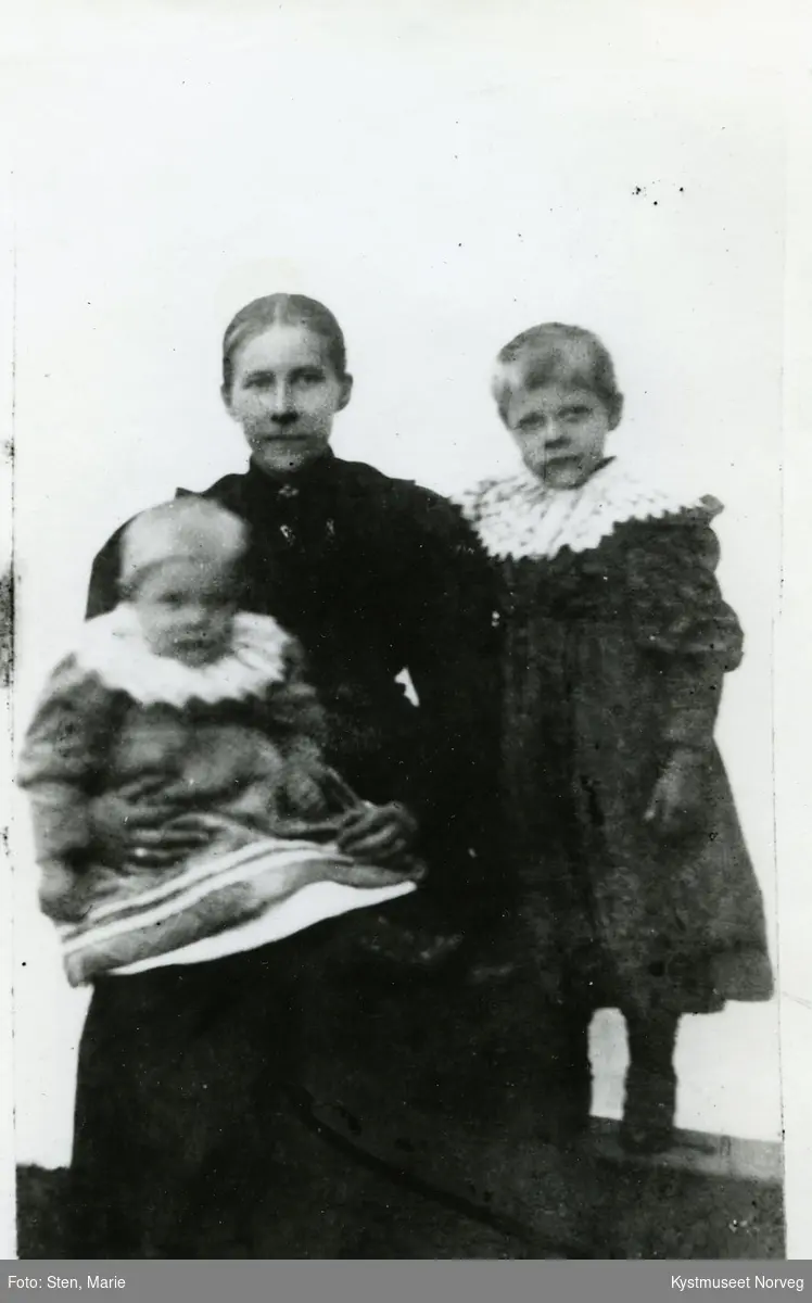 Lydia Simle Busch med døtrene Henny og Agnes Simle