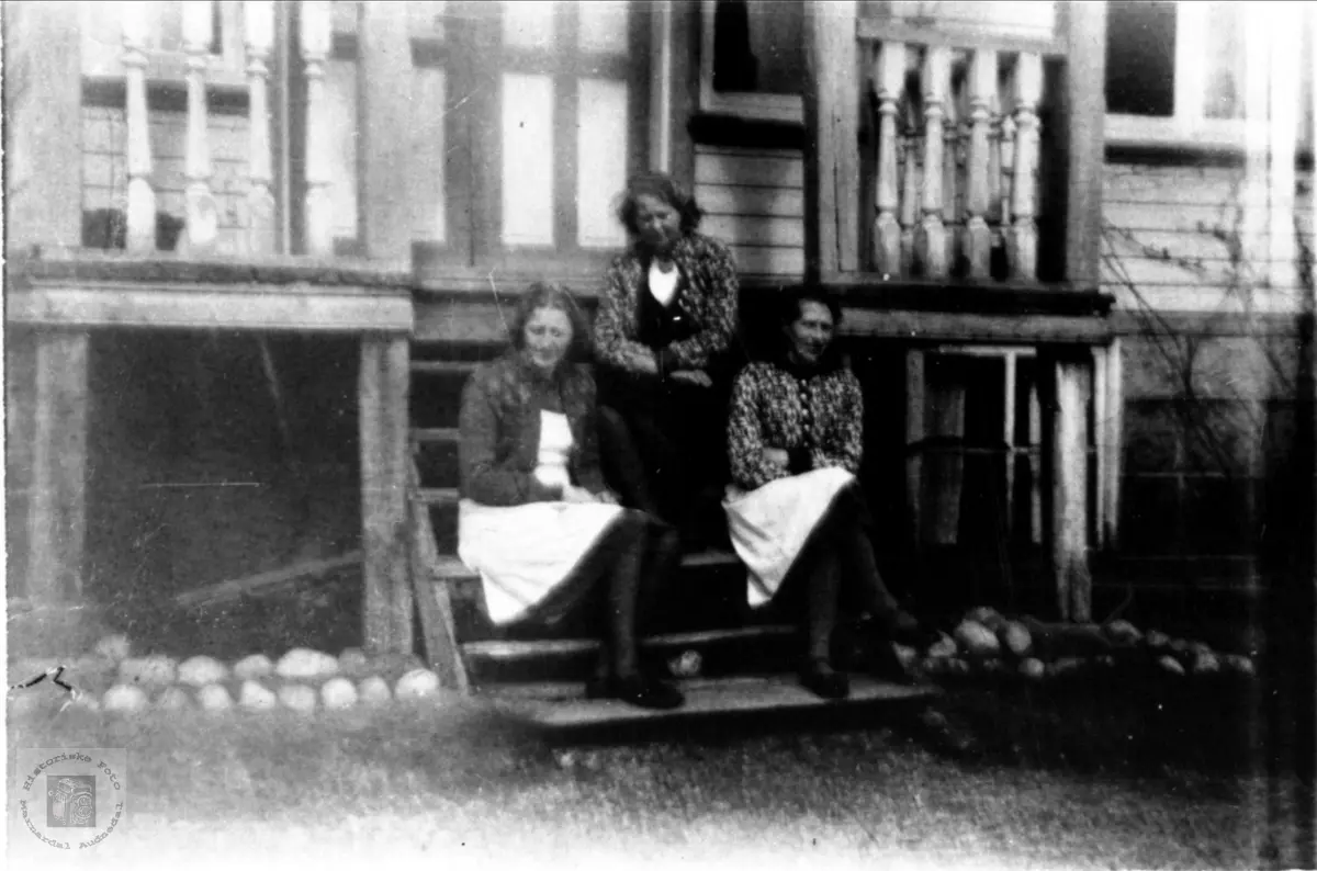Søsknene Todne, Kaja og Borghild Kleveland