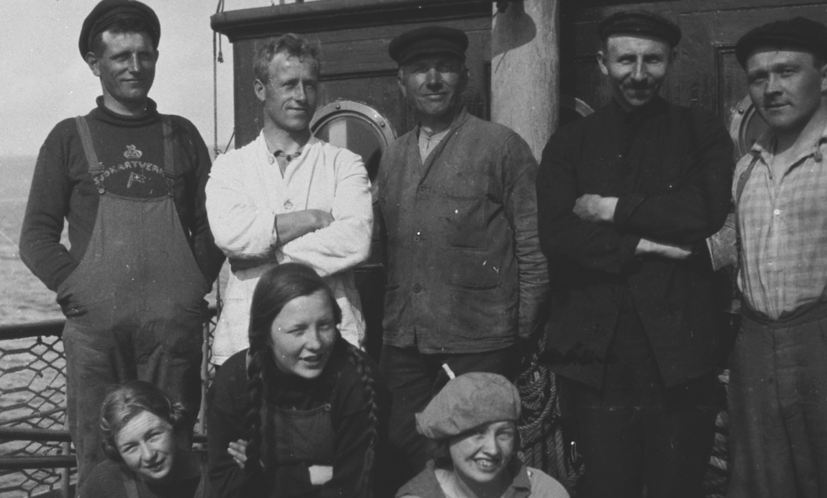 Et gruppebilde fotografert på oppmålinsfartøy "Wilhelm Huth". Bakerst står mannskapet Hans, Ola, Myklebust, Eriksen og Jøran. Føran jentene Eva, Biddi Hermansen og Ingrid Hermansen.