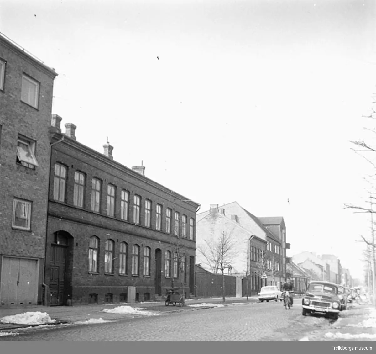 Nygatan 86. Detta hus kallades på 1930-40-talet för Packlådan. Här fanns Skogs Speceriaffär.