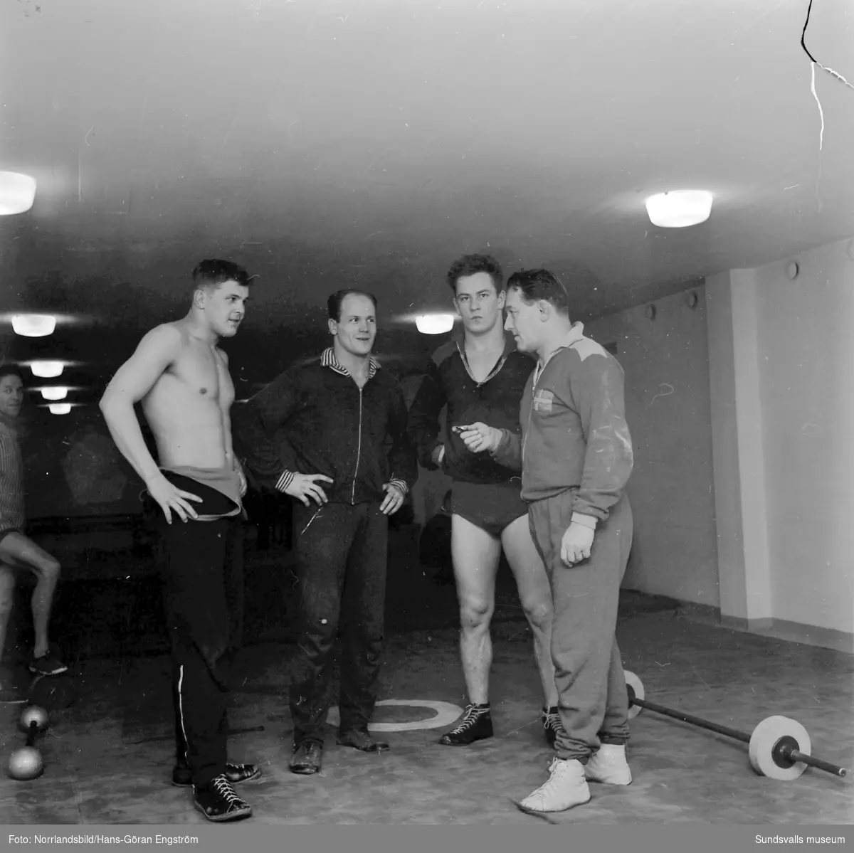 OS-guldmedaljören från 1936, Rudolf "Preven" Svedberg tränar tre landskaps brottarelit i Sundsvall, bland annat Pelle Svensson.