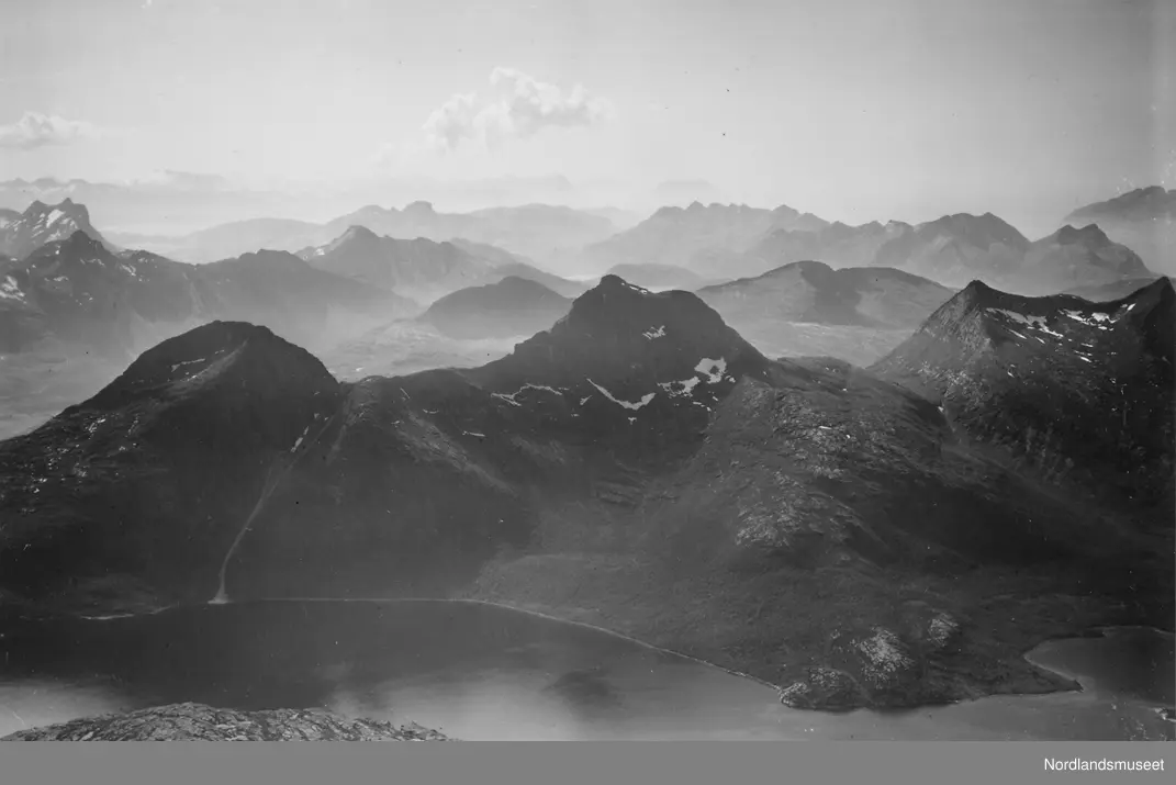 Flyfoto. Eidetosen og fjellene omkring Eidet, Kjerringøy I forgrunnen ...