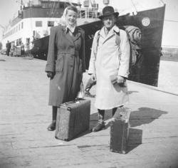 Ragnhild og Fritz Ebeltoft klar for bryllupsreise 14.5.1949.