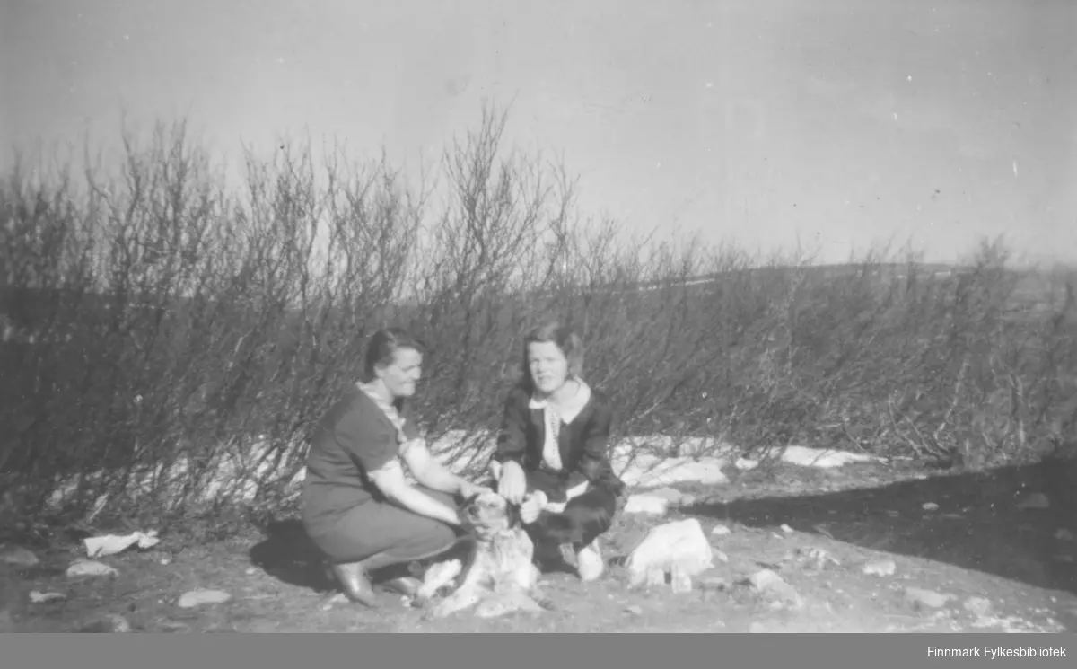 Svanhild og Ragnhild Kvam - mor og datter - på hytta med hunden Lady, 7.6.1944, som var Ragnhilds 14-årsdag