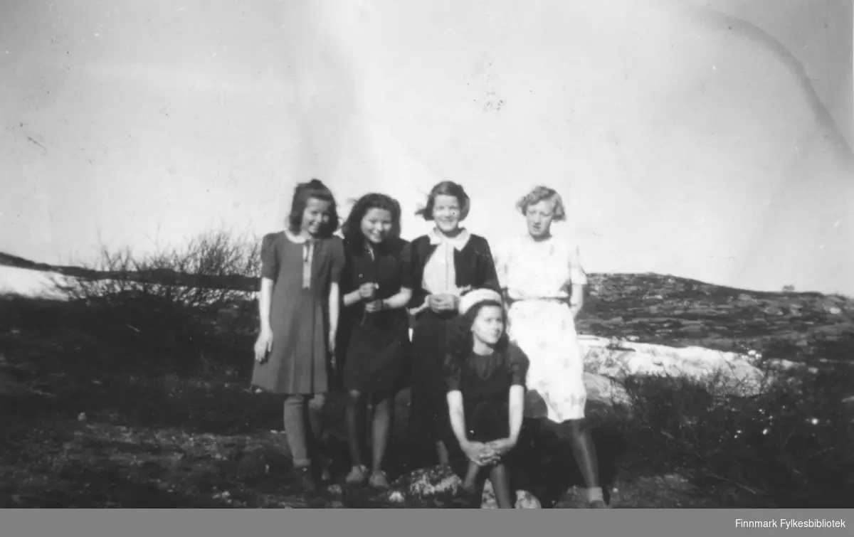 Ragnhild Kvams 14-års gebursdag 7.6.1944. Hun hadde mange venninner på besøk. Fra venstre: Edith Leiknes, Turid Enger, Ragnhild Kvam, Turid Johansenog foran Torill Stene